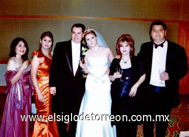18112007
Srita. Liliana Marenco Muñoz y Sr. Gustavo Carrasco Aguilar el día de su boda, acompañados por los señores Leticia de Pomes, Lizbeth Marenco Muñoz, Rosario Muñoz de Marenco y Dr. Ricardo José Marenco P.