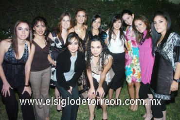 29112007
La futura novia acompañada de algunas de las asistentes a su despedida de soltera.