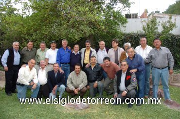 28112007
Omar Gutiérrez de Anda acompañado de un numeroso grupo de amigos, asistentes a su fiesta de cumpleaños que le fue organizada por su familia.