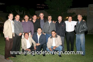 29112007
El pasado 26 de octubre se ofreció una fiesta de bienvenida en honor al señor Rosalío Tapia Murillo organizada por comerciantes de Gómez Palacio, Dgo., en la residencia del señor Arturo Velázquez Astorga.