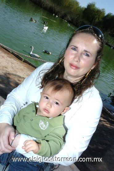 18112007
Alejandra Ramos y su hijo Alejandro Hernández.