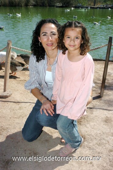 18112007
Cinco añitos de edad son los que cumplió Claudia Ramos Solares quien aparece con su mamá Claudia de Solares.