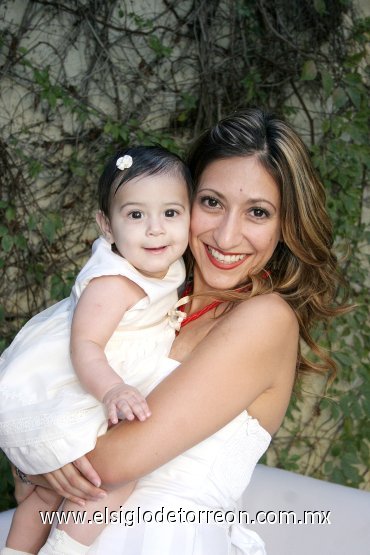 18112007
Mayela Castellanos del Río junto a su hija Sofía Castellanos.