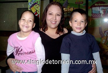 25112007
Analie Morales con sus hijos William y Stanckty Boone Morales, asistieron a una fiesta de cumpleaños.