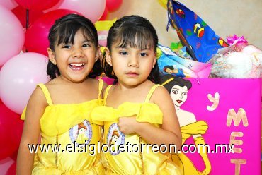 25112007
Anna Metzil y Dafne Lilian Rivas Guzmán en su fiesta de tercer cumpleaños.