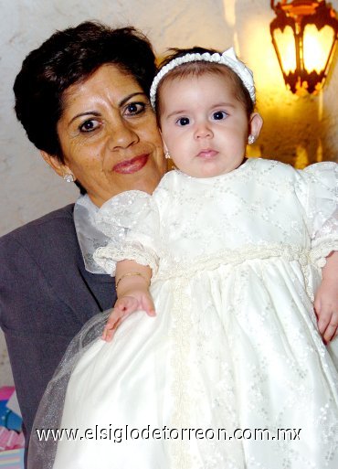 25112007
Francisca Limón de Aguirre con su nieta Lupita Aguirre Delgado, el día de su bautizo.
