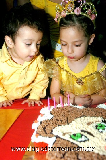 25112007
Francisco Jesús y Aranxa cumplieron dos y cuatro años de vida, respectivamente.