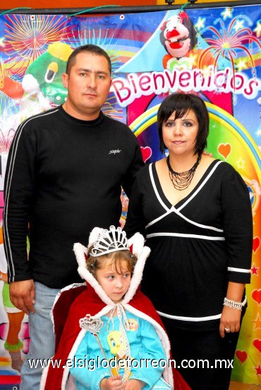 25112007
Hanna Michele Valdés García cumplió siete años y fue festejada por sus papás Pedro Hassan Valdés Ramírez y Mirna Alejandra García de Valdés.
