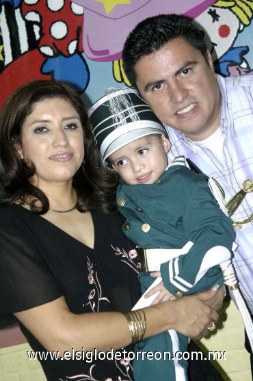 25112007
Héctor Ambriz López cumplió tres años, lo acompañan sus papás Elizabeth López y Héctor Ambriz.