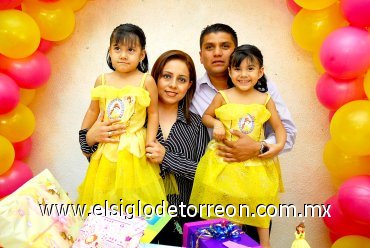 25112007
Las gemelitas acompañada de los organizadores de su fiesta de cumpleaños, sus papás  Anna Lilian Guzmán y Gerardo Rivas Ávalos.