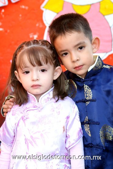 25112007
Niger Elías cinco y Dana Sophia Hernández García cuatro, son los años de edad que festejaron los hermanitos.
