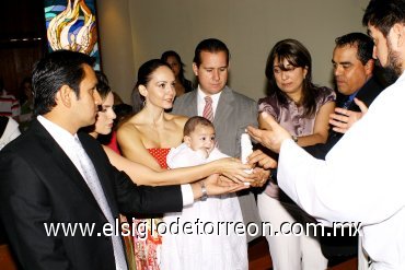 30112007
Jorge Andrés durante le celebración bautismal, junto a sus padres y padrinos.