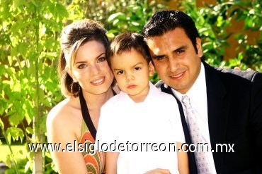 30112007
Paty y Jorge Mata con el pequeño Diego Mata Acosta.