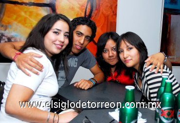 25112007
Minerva Correa, Daniel Reyna, Analuisa Martínez y Mariella Cornejo, en conocida disco de esta ciudad.