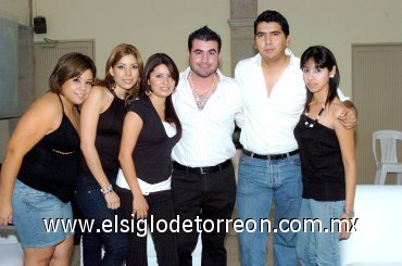 25112007
Pepé Bazán con sus amistades Lizeth, Chuy, Mary Cruz, David y Jazmín que lo acompañaron en su fiesta de cumpleaños.