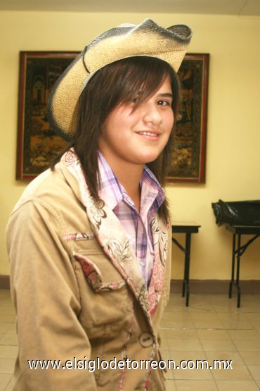 28112007
Vestida de vaquerita Lorena Alejandra Lozano Martínez celebró sus 14 años de vida.