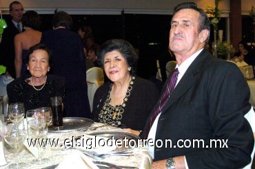 29112007
Aurora Medellín, Martha de Chávez y Juan Antonio Chávez.