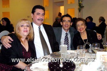 29112007
Olga Jalife, Javier González, Carlos González y Beatriz Ruiz de González.