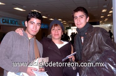 25112007
Carlos Iván y Ruy Israel Flores fueron despedidos en el aeropuerto, ya que viajaron a Tijuana.