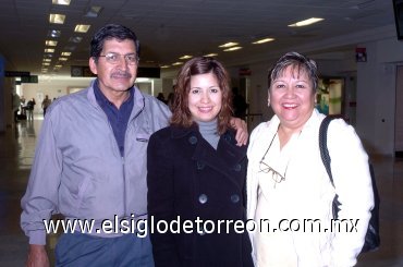 29112007
José Luis y Ángeles Hurtado despidieron a Yéssica Hurtado en el aeropuerto antes de que emprendiera su viaje a la Ciudad de México.