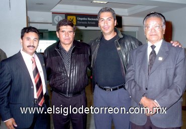 30112007
Rodolfo Bastidas, Jonathan Castro y Rodolfo Flores llegaron de la Ciudad de México, fueron recibidos por Felipe Sánchez.