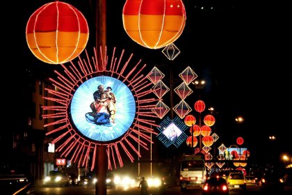 Tres millones de bombillos fueron encendidos en las principales calles de la ciudad colombiana de Cali.