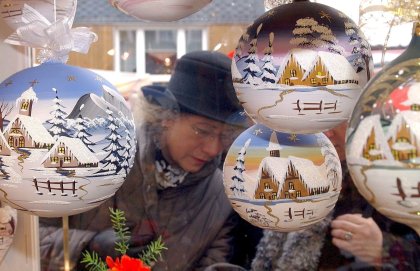 Varias personas observan el escaparate de una de las tiendas con objetos navideños en Lauscha, Alemania. Lauscha es famosa por el soplado de vidrio y tradicionamente pone a la venta objetos para el árbol de navidad en este mercado.