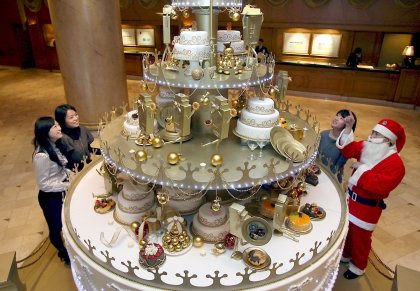 En uno de los lujosos hoteles de Seúl, Corea del Sur, innovaron por la llegada de las fiestas decembrinas y decidieron colocar un curioso árbol hecho de pasteles de varios sabores.