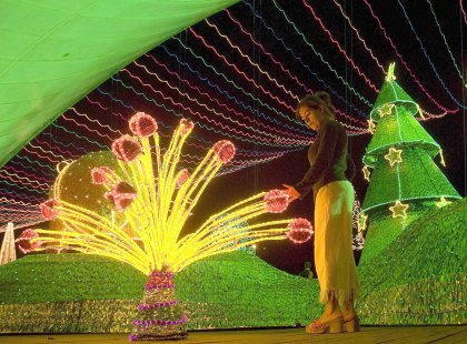 Con más de quince millones de focos la ciudad colombiana de Medellín luce su tradicional alumbrado navideño, donde el río de la ciudad fue convertido en un paisaje multicolor en el que se recrean las costumbres de la Navidad de alrededor del mundo.