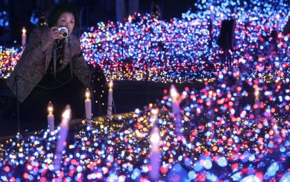 Una mujer toma fotos de la iliminación navideña en Tokio, Japón, la cual fue titulada “el Océano Azul, en donde se utilizaron más de 300 mil focos.