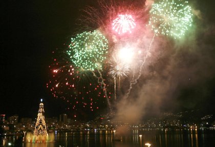 El mayor árbol de navidad flotante del mundo fue encendido  en medio de fuegos artificales, para iluminar por décimo segundo año consecutivo la navidad de la ciudad brasileña de Río de Janeiro.