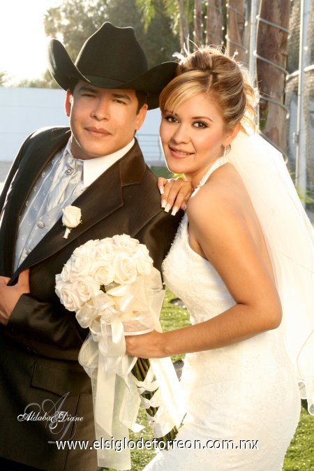 Sr. José C. Santillano Romero y Srita. Cristela S. Ávalos Guzmán unieron su vida en sagrado matrimonio, en el altar de la parroquia de Nuestra Señora de Guadalupe, de Gómez Palacio, Dgo., el sábado seis de octubre de 2007.

Estudio Aldaba  & Diane.