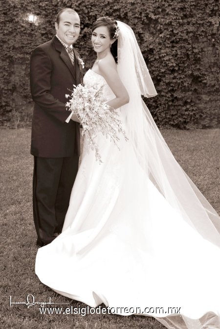 Sr. Alejandro III Moreno Aguilar y Srita. Isadora Celaya García contrajeron nupcias en la parroquia de Nuestra Señora de la Encarnación el pasado sábado 17 de noviembre de 2007. 

Estudio Laura Grageda.
