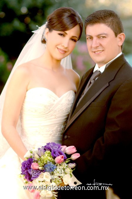 Sr. Héctor Cantú Niño de Rivera y Srita. María Eugenia Ávila Orozco recibieron la bendición nupcial en la parroquia Los Ángeles el sábado diez de noviembre  de 2007. 

Estudio Carlos Maqueda.
