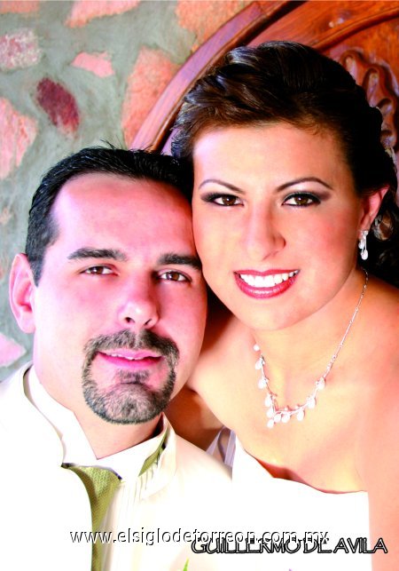 Sr. Koen G.P. Peeters y Srita. Miriam Aldana Martínez contrajeron nupcias en el Santuario del Cristo de las Noas, el pasado sábado 27 de octubre de 2007. 

Fotografía Guillermo de Ávila.