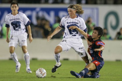 Sin ser tampoco un equipo arrollador, porque se enfrentó a una cerrada defensiva, Pumas fue dueño del balón y de la parcela cancunense y generaron oportunidades de gol que otra vez el arquero argentino Federico Vilar les impidió el festejo en varias ocasiones.
