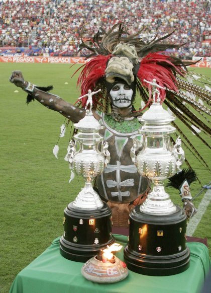 Los trofeos para el campeón y subcampeón, estaban listos al pie de la cancha del estadio 'Andrés Quintana roo', donde se disputó el encuentro entre los Potros de Hierro del Atlante y los Pumas de la UNAM, de la gran final del torneo de futbol mexicano, en Cancún.