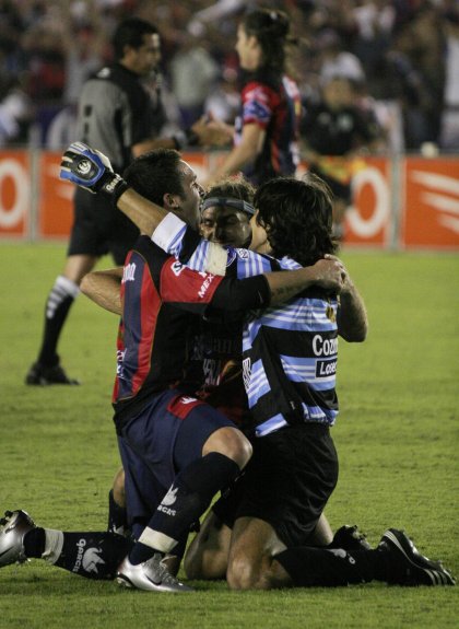 Federico Vilar, 'el chicharo' Hernández y Giancarlo Maldonado, de los potros de hierro del Atlante, festejan el triunfo en cuanto el árbitro dio el silbatazo final.