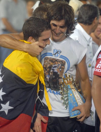 El guardameta argentino Federico Vilar del Atlante (der.) y el delantero venezolano, Giancarlo Maldonado (izq.) festejan el título de campeones, conseguido tras el triunfo 2-1 ante Pumas.