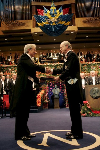 Desde 1901, se celebra cada 10 de diciembre en Estocolmo la entrega de los Nobel, mientras que, por decisión personal de su fundador, el Nobel de la Paz se entrega el mismo día y por separado en Oslo, la actual capital de Noruega .