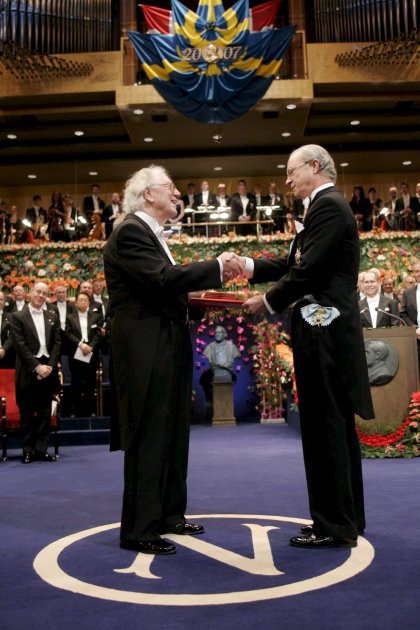 Los tres premiados con el Nobel de Fisiología o Medicina, Oliver Smithies (Reino Unido, 1925), Martin Evans (Reino Unido, 1941) y Mario Capecchi (Italia, 1937) recibieron su galardón por sus experimentos sobre la recombinación genética en los ratones.