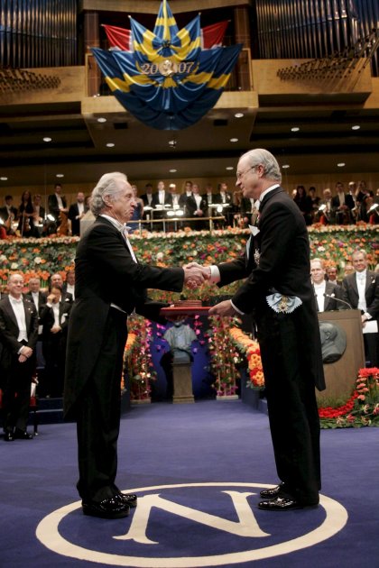 El científico francés Albert Fert (Carcassone, Francia, 1938), ganador del Premio Nobel de Física, fue el primero en acercase personalmente al círculo que centra el escenario del Konserthuset.