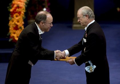 Se hizo entrega del único premio que no forma parte del legado que Alfred Nobel (1833-1896), el de Economía fundado en 1969 por el Banco de Suecia.