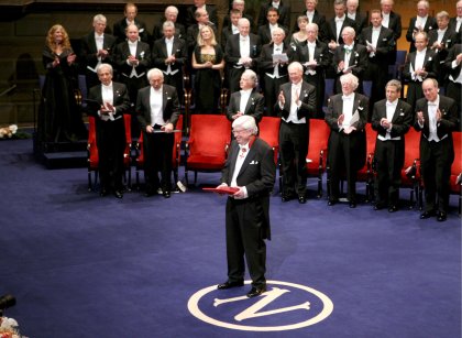 El único galardonado en solitario, el alemán Gerhard Ertl (Bad Canstat, Alemania, 1936) recogió su Nobel de Química por el estudio de las reacciones catalíticas.