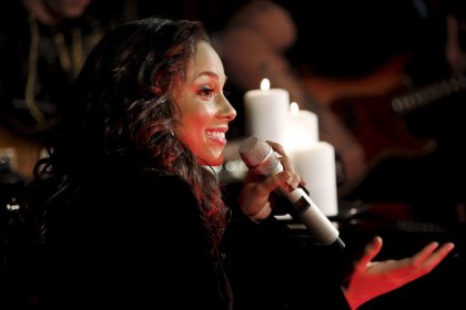 La cantante estadounidense Alicia Keys, deleitó a los presentes durante la entrega de los premios nobel.