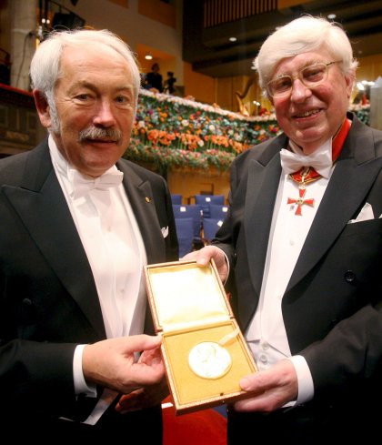 Los alemanes Gerhard Ertl , Premio Nobel de Química 2007, y Peter Gruenberg, Premio Nobel de Física, al término de la ceremonia.