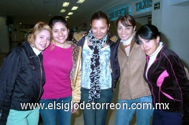 01122007
Érika Salazar y Sol González viajaron a Madrid, España, y fueron despedidas por Fabiola González, Lulú y Atenas Salazar.