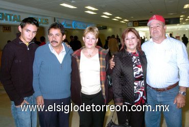 01122007
Jesús Antonio López, Daniel Jiménez, Matilde Jiménez y Ezequiel López despidieron a Angélica Jiménez quien viajó a San Bernardino, California.