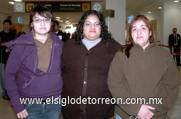 02122007
Cinthia Vidaña viajó a Nueva York y fue despedida por Mayela Ruelas y Claudia Benavides.