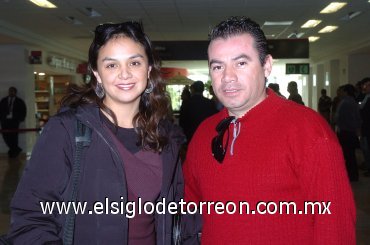 02122007
Judith Gómez llegó de la Ciudad de México y fue recibida por Arturo Dena.